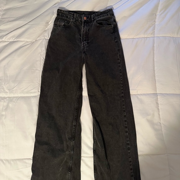 H&M faded black/grey wash jeans
Size 4
Between straight and wide leg - Picture 2 of 6